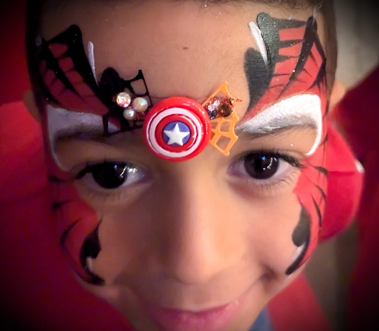 Enfant avec maquillage super héros Spider-Man et Captain America orné de strass