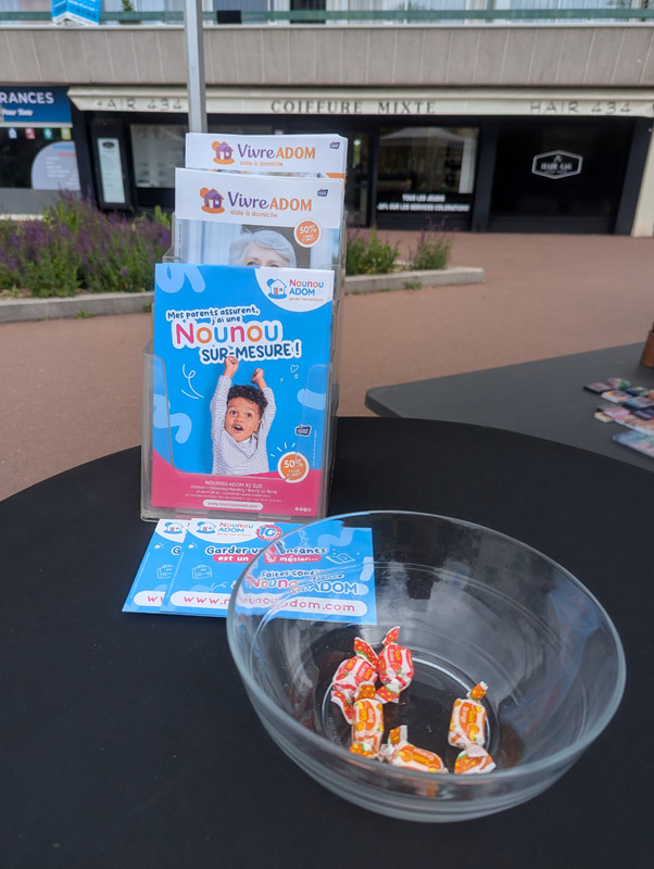 Stand Vivre ADOM avec brochures et bonbons lors du Bus de l emploi à Châtenay-Malabry