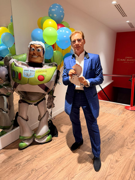 magicien Paris lors du nouveau film de Toy Story 5